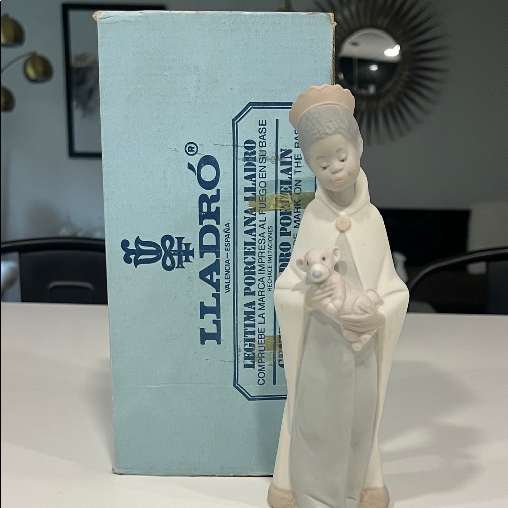 Lladro Figurine with animal No 4675.  Baltasar Belen. Original box